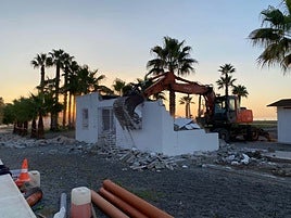 Motril derriba los módulos de Playa de Poniente