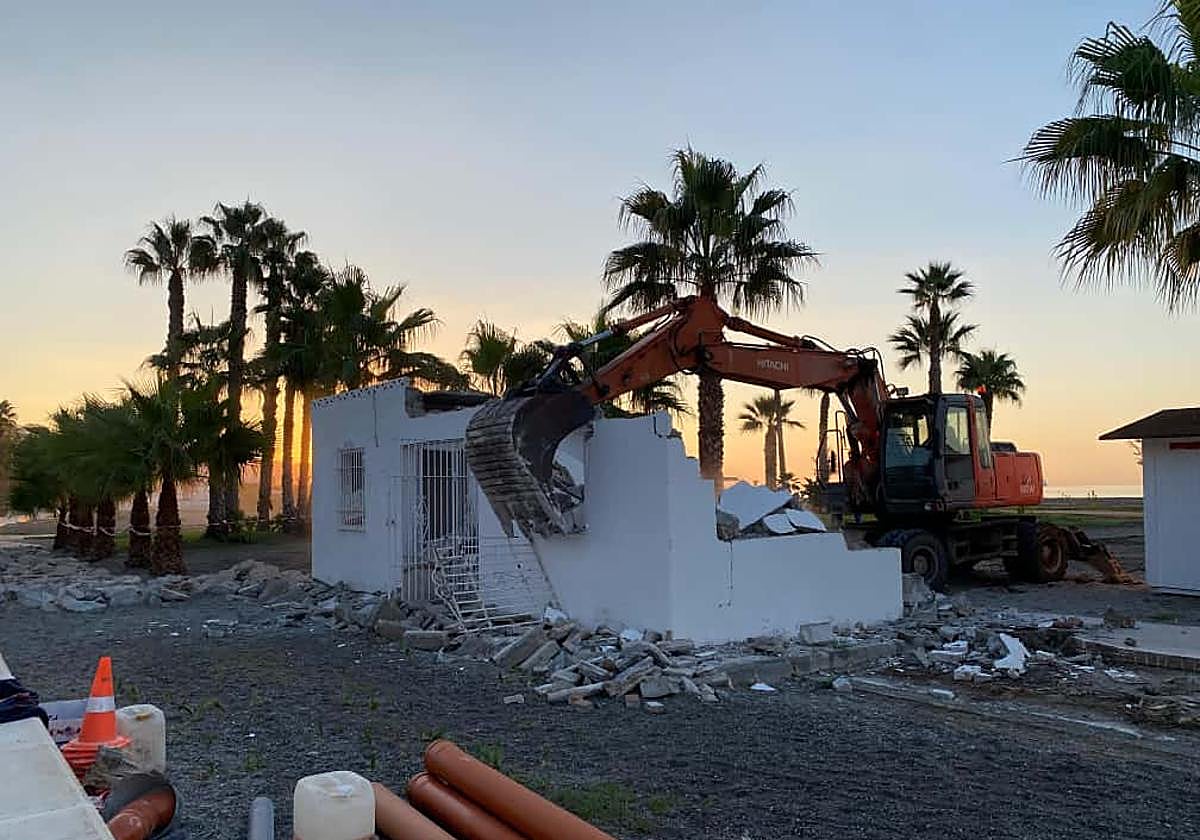 Motril derriba los módulos de Playa de Poniente