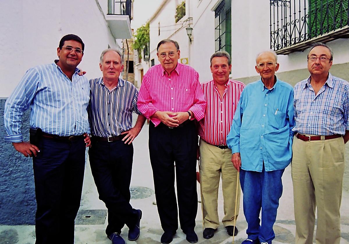 Sebastián Pérez Linares (el tercero por la izquierda), con Paco Martiinmorales (segundo por la derecha) y varios amigos y familiares en el pueblo de Carataunas