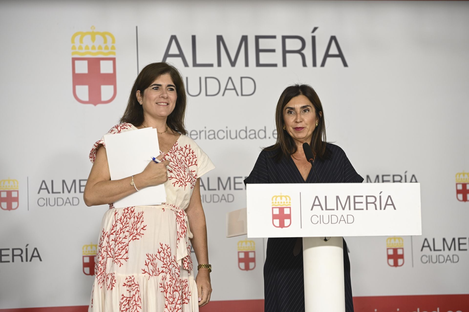 Vanesa Lara y Sacramento Sánchez, ayer, en el Ayuntamiento de Almería.