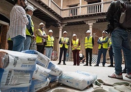 La alcaldesa de Granada, Marifrán Carazo, y el presidente de la Fundación Unicaja, José Manuel Domínguez, que han realizado una visita a las obras.