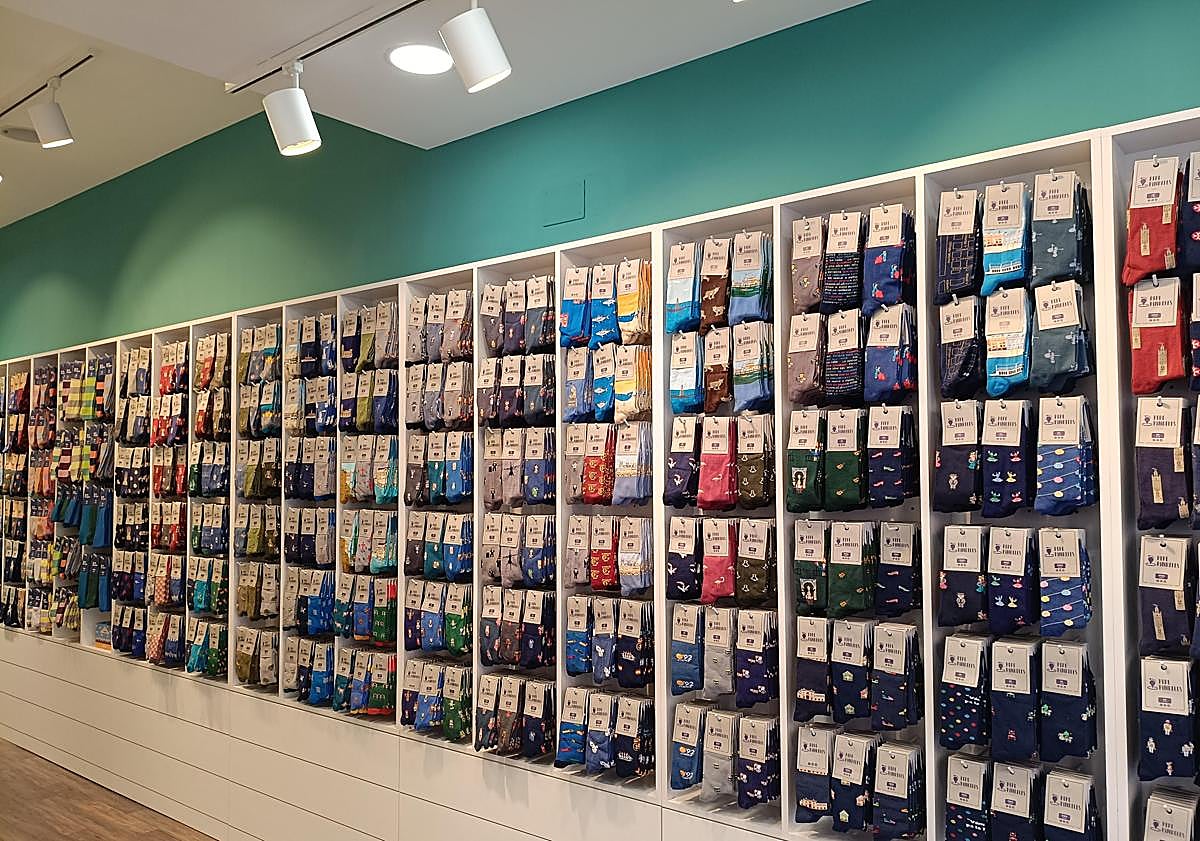 Imagen principal - De los calcetines más virales a las 17 colecciones de cromos de Holy Cards