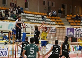 Mikko Räsänen trata de evitar la colocación cómoda de Io de Amo.