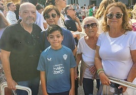 Carmen, en el centro, con su familia, venidos desde Almería.