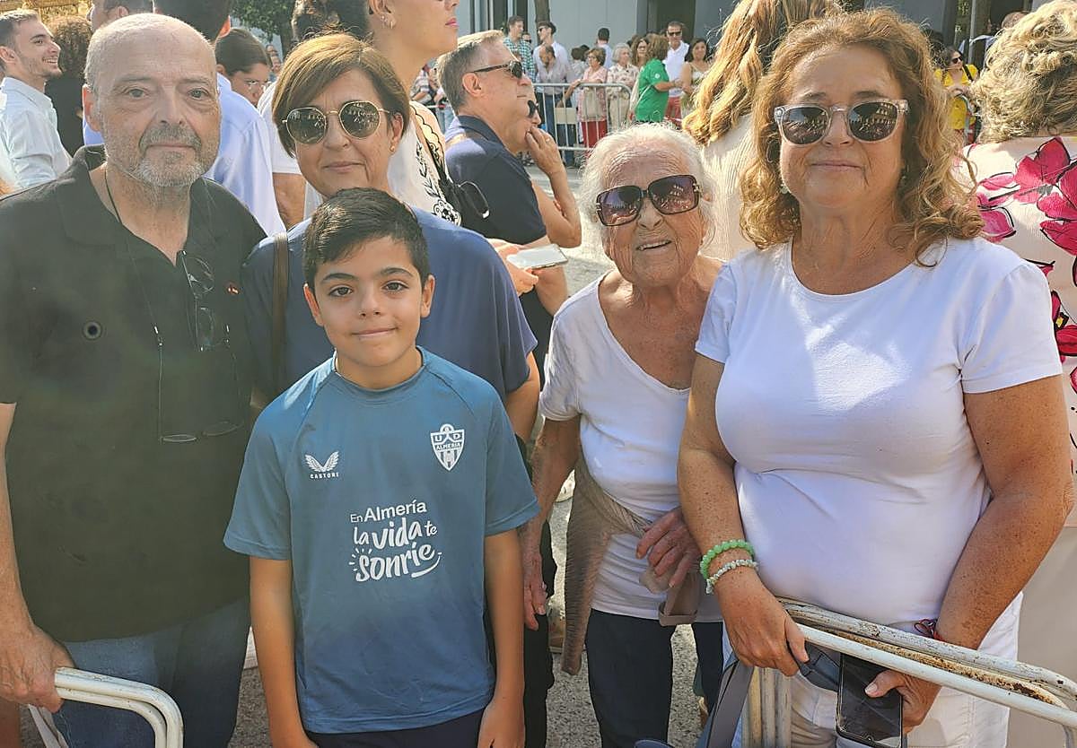 Carmen, en el centro, con su familia, venidos desde Almería.