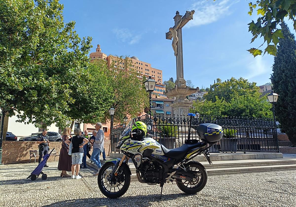 Imagen principal - El Realejo condena apesadumbrado los actos vandálicos sobre su Cristo de los Favores