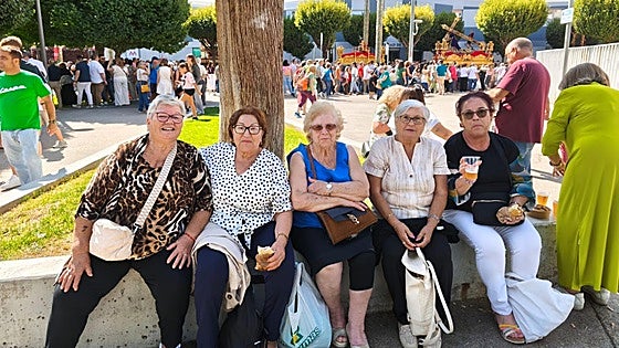 Parada 'milagrosa' para coger fuerzas entre bares y picnics improvisados en una Magna para el recuerdo