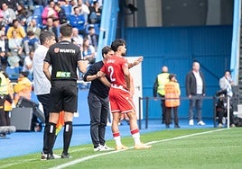 Rubi dando instrucciones a Arnau desde el banquillo de Riazor