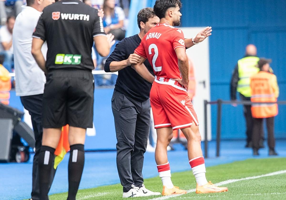 Rubi dando instrucciones a Arnau desde el banquillo de Riazor