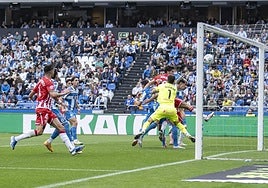 Federico Bonini se anticipa a Miguel Loureiro para adelantar a la UDAlmería en Riazor, donde nadie había conseguido marcar hasta ayer.