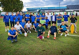 Los miembros de la plantilla del Maracena posan entre elementos identificativos de los oficios con los que compaginan el fútbol.