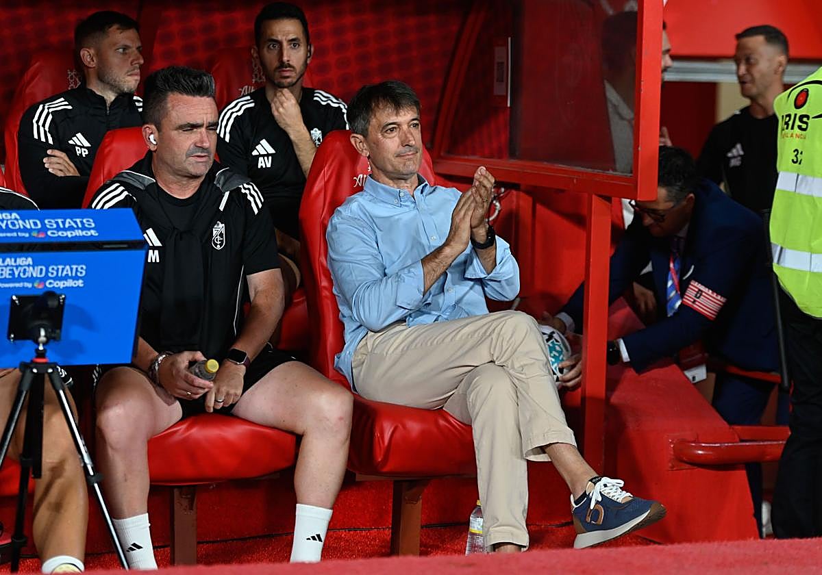 Pacheta aplaude desde su banquillo en Los Cármenes.