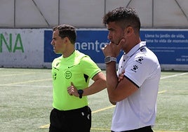 Jaime Morente dirige un partido anterior del Maracena.