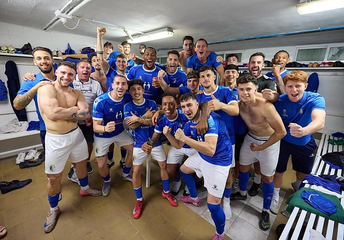 Celebración de los futbolistas del Maracena en el vestuario.