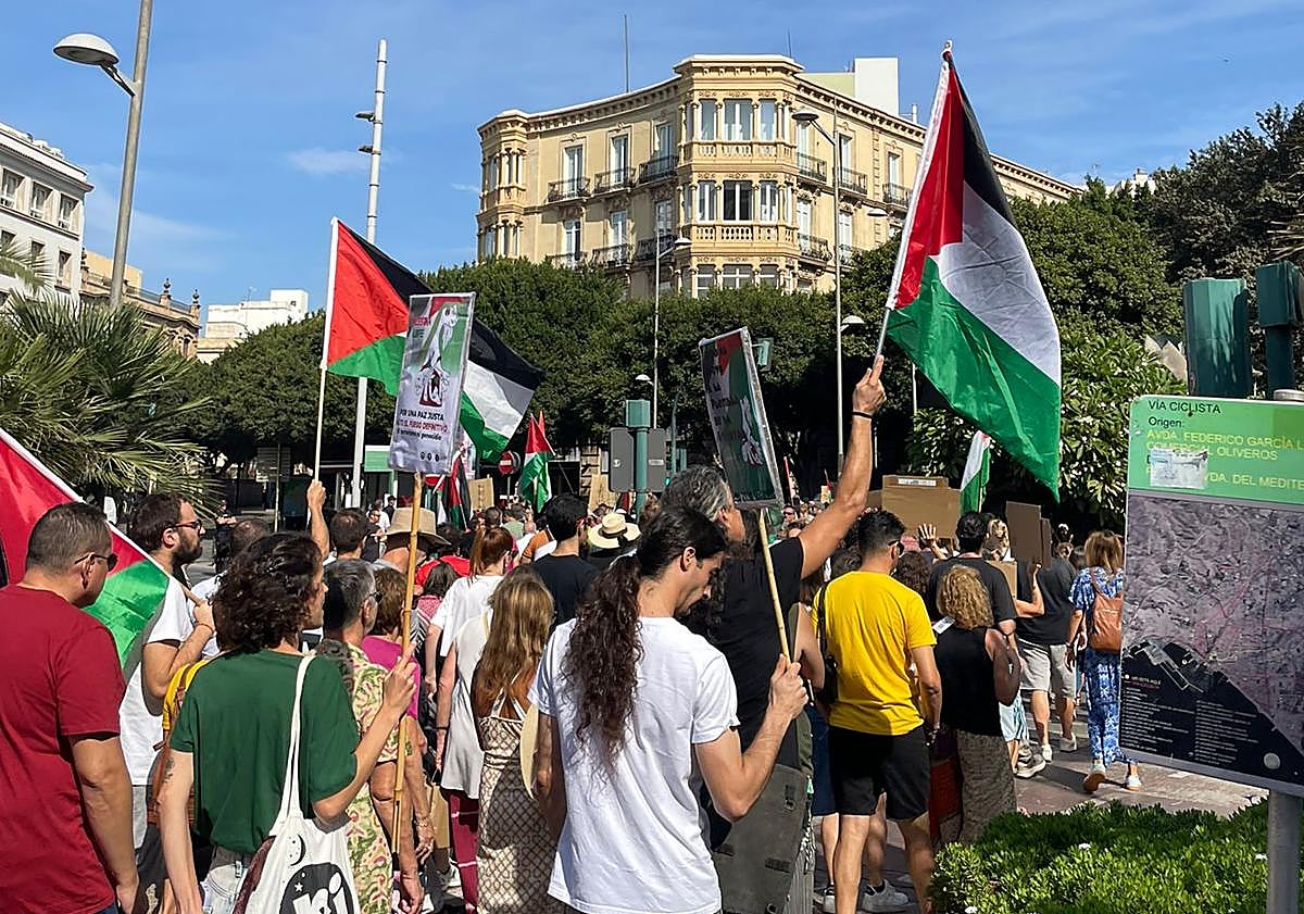 Imagen principal - La manifestación comenzó en la Plaza de las Velas.