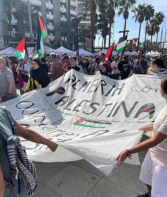 Imagen secundaria 2 - La manifestación comenzó en la Plaza de las Velas.