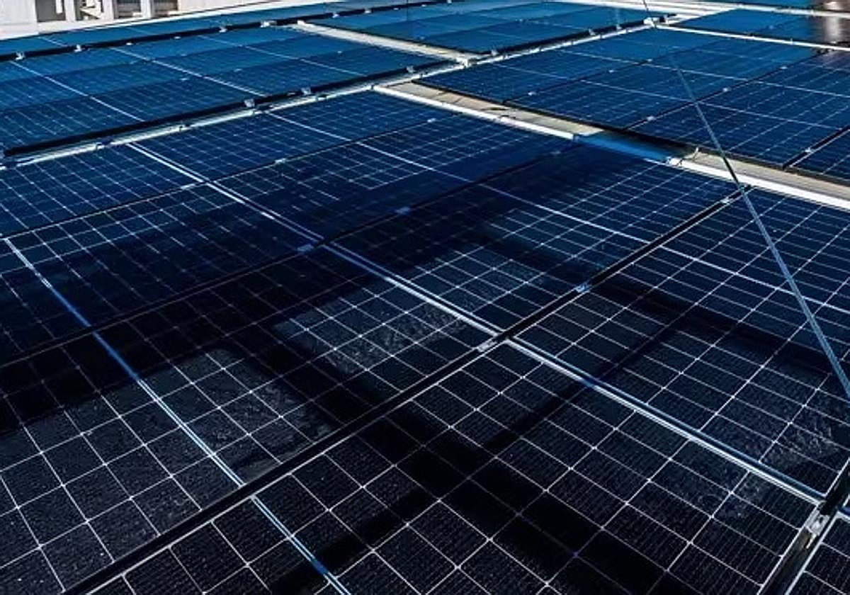 Andalucía pondrá placas fotovoltaicas en seis campus andaluces para ahorrar 100.000 euros en luz al año