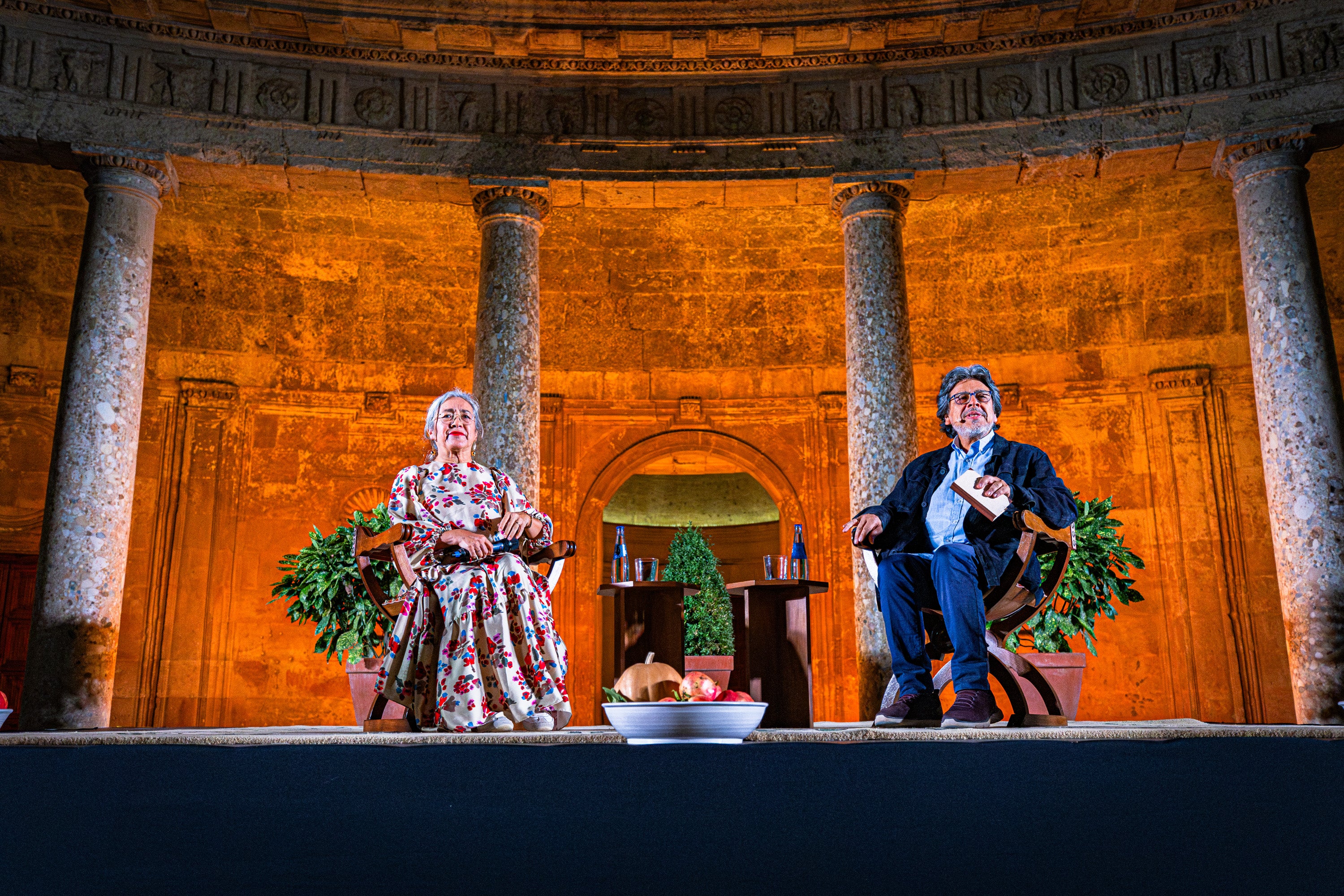 Cristina Rivera Garza y Fernando Iwasaki, arropados por las majuestuosas columnas delpalacio.