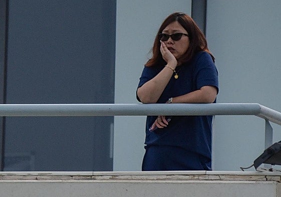 La presidenta Sophia Yang observa un entreno desde el balcón.