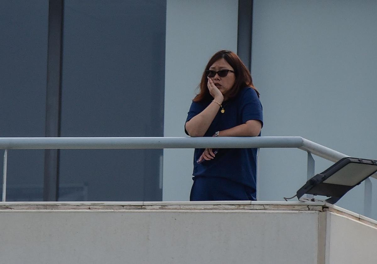 La presidenta Sophia Yang observa un entreno desde el balcón.