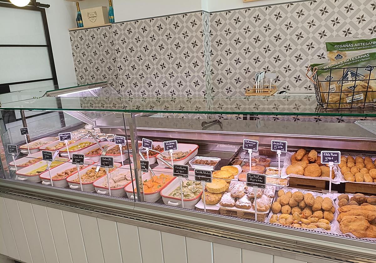 Imagen principal - La comida para llevar que triunfa en el centro de Granada con menú a 9 euros: «Tuvimos que agrandar el local»