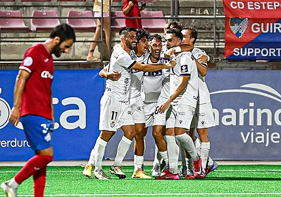 Los jugadores blancos celebran uno de los tantos de la remontada del conjunto blanco.