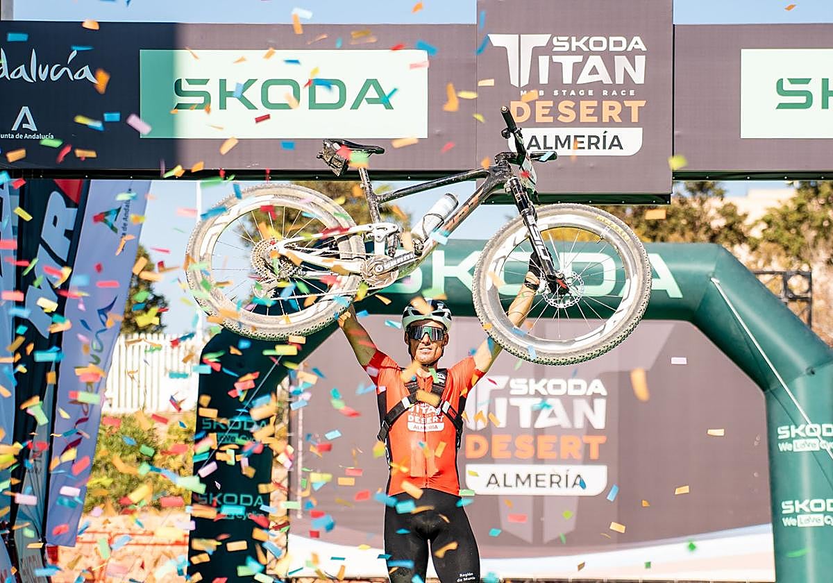 Luisle Sánchez eleva al cielo la bicicleta tras ganar la trilogía de las Titan Desert.