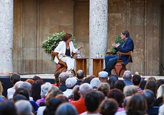 Pilar Aranda y Luis García Montero, en el Palacio de Carlos V.
