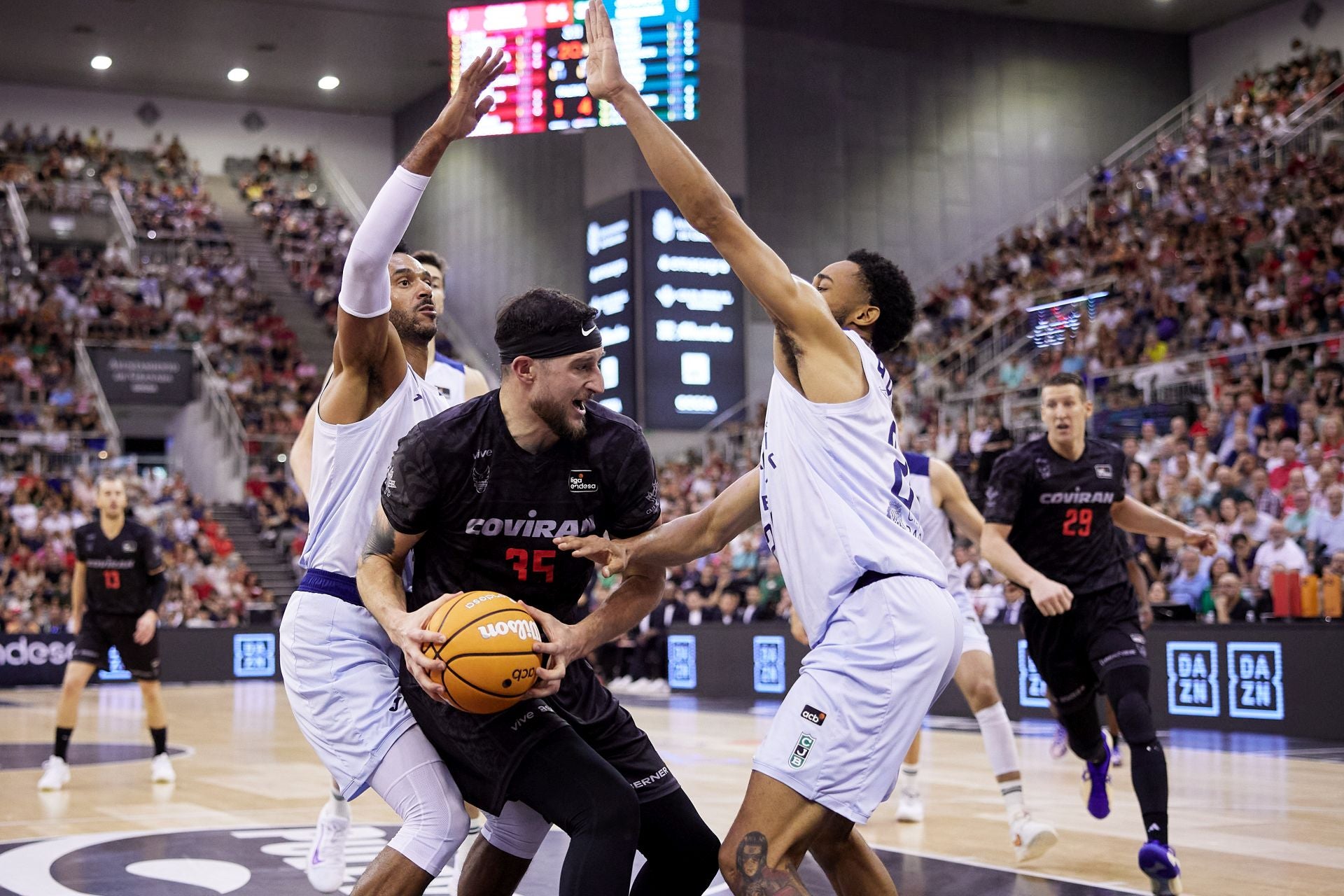 El Covirán inició la Liga Endesa contra el Joventut en el Palacio, aquí Zach Hankins, muy defendido.
