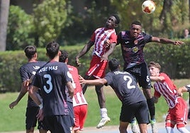 Marciano, el más peligroso de los rojiblancos, cabecea fuera el balón del empate.