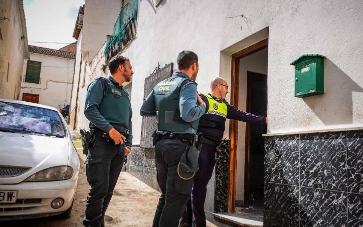 Guardia Civil y Policía Local de Íllora en la vivienda del acusado de disparar contra el vecino de Íllora.