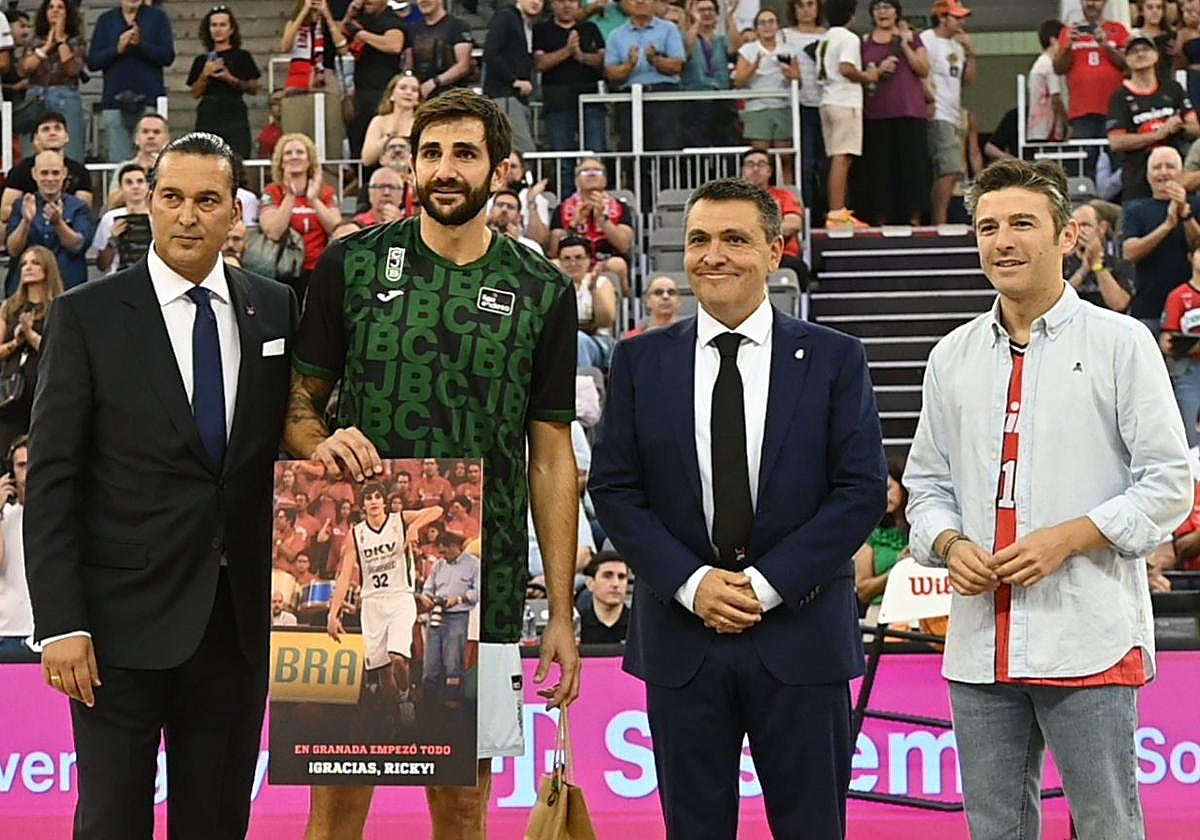 Ricky Rubio recibe su placa honorífica en su regreso a Granada.