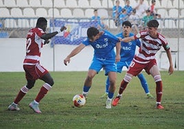Iván López protege un balón entre recreativistas.