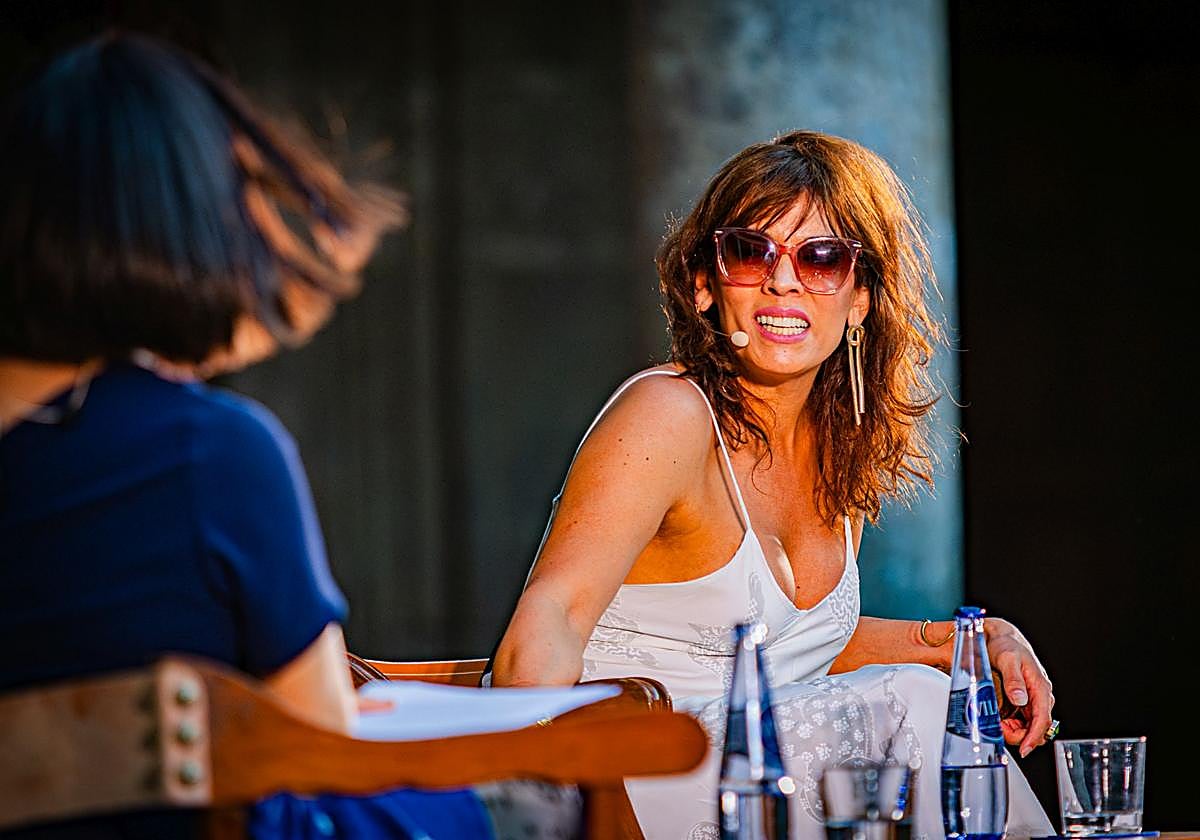 Camila Sosa, durante su charla conErika Martínez.