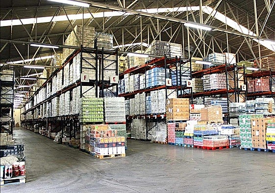 Detalle del almacén de una de las naves de Asprodibe en su sede de Valderrubio.