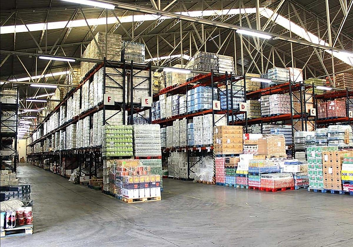 Detalle del almacén de una de las naves de Asprodibe en su sede de Valderrubio.
