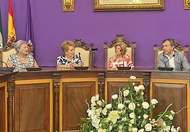 Algunas de las visitantes en el salón de plenos con el alcalde, Julio Millán.