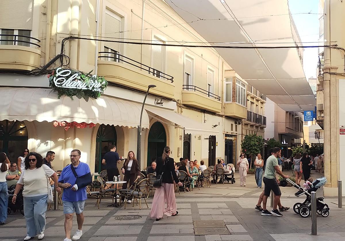 Viandantes en una calle peatonal del centro de Almería.