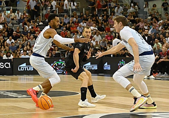 Thomas (centro), defendido por Hanga (i) y Birgander.