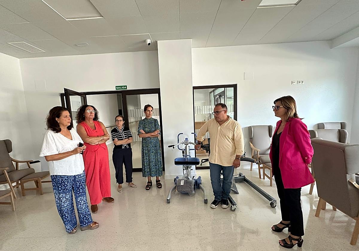 Ruiz Joya se ha mostrado especialmente orgulloso del proyecto del Centro de día para mayores de nueva construcción, que se ubica en la plaza mayor, en la entrada de Almuñécar.