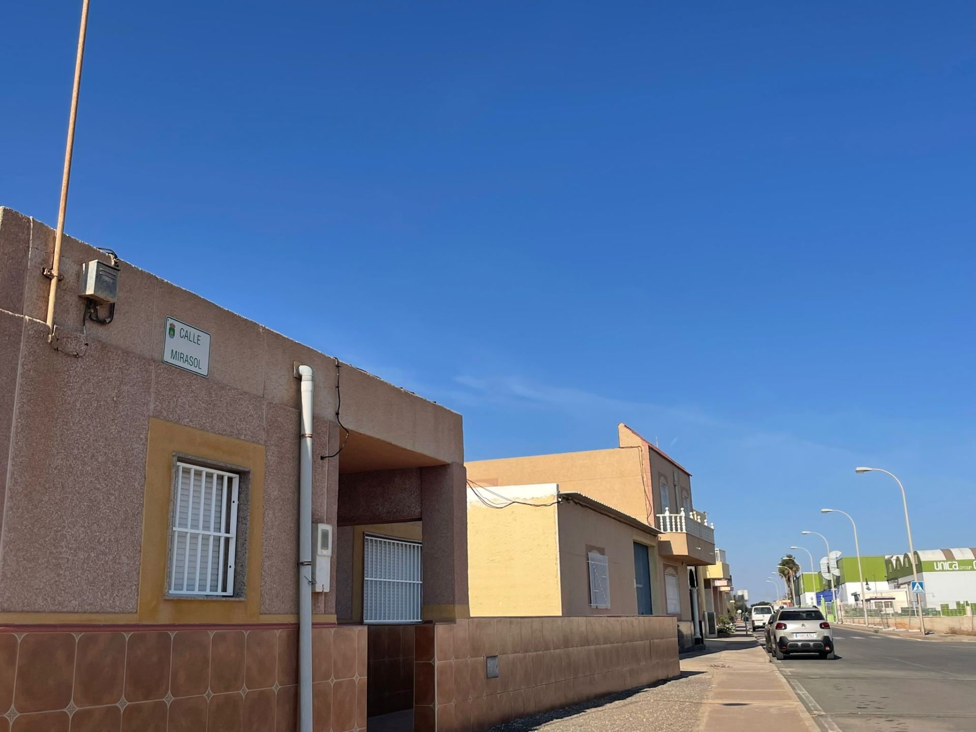 Calle de El Ejido donde apareció el vehículo con el cuerpo del fallecido en el maletero.