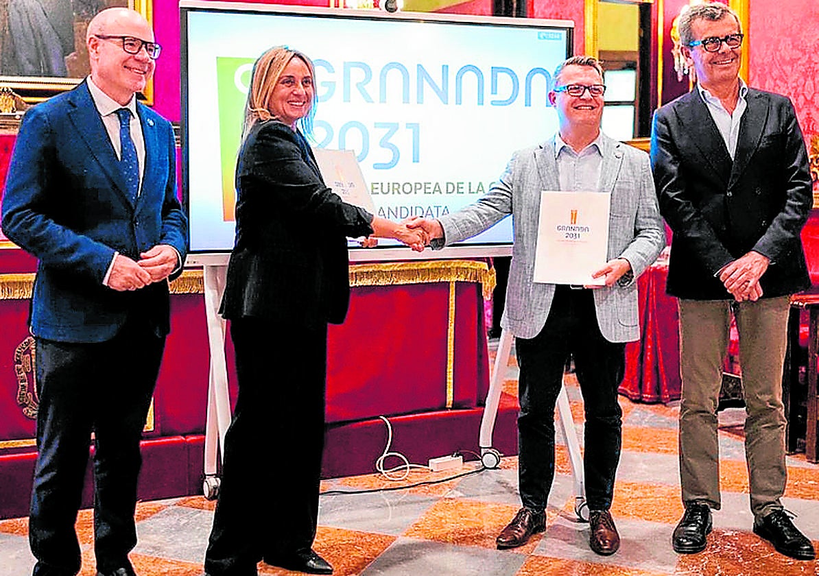 Marifrán Carazo y Ludovic Thilly, tras la firma del apoyo.