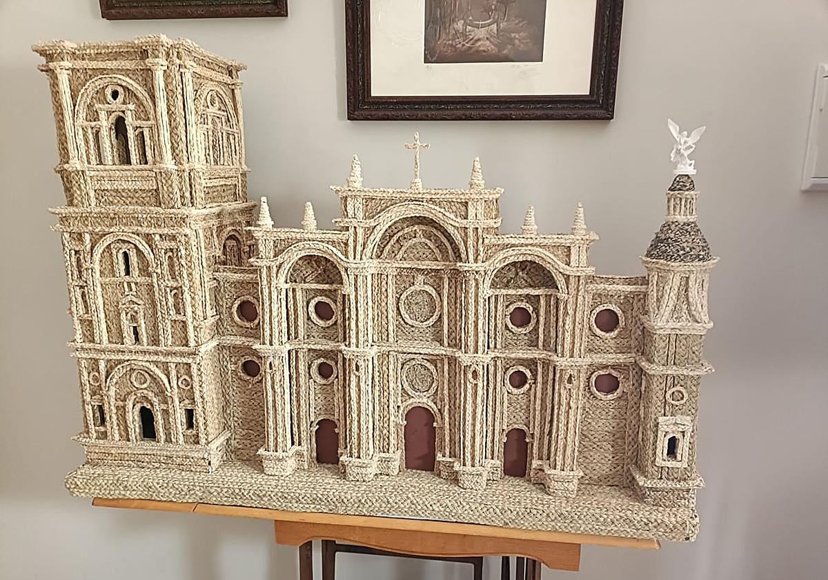 Imagen principal - Las manos de Manuel muestran cómo trenzar esparto y arriba una reproducción de la Catedral de Granada con esparto.