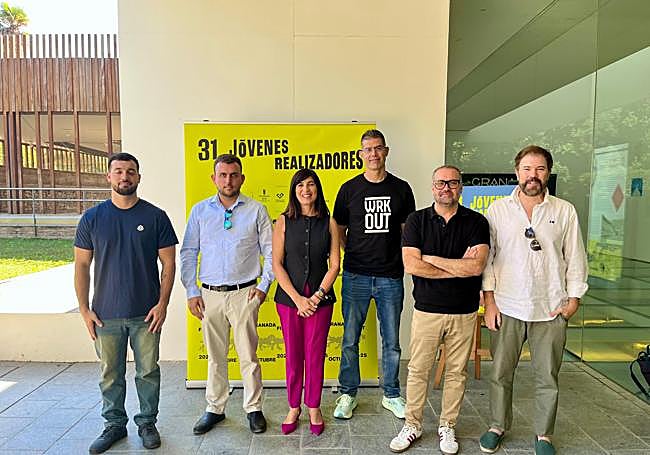 Los cineastas granadinos de Pantalla Film in Granada, con la diputada de Cultura, Pilar Caracuel.
