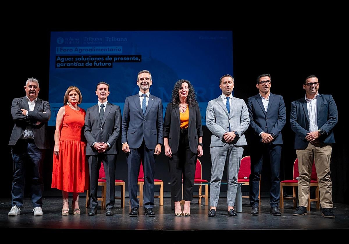 Imagen principal - La Junta aboga en Almería por el impulso de las aguas regeneradas para abastecimiento y uso agrícola