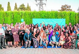 La plantilla de Grupo2000 y otras personalidades, reunidas durante el evento.