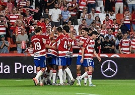 Los futbolistas del Granada celebran uno de sus goles.