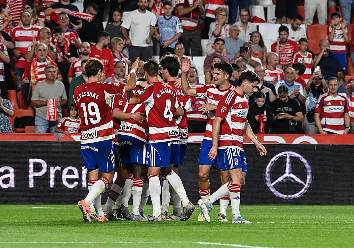Los futbolistas del Granada celebran uno de sus goles.