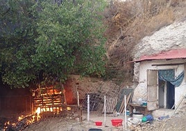 Los vecinos denuncian que causó un incendio hace pocas semanas y la Policía Local lo investiga