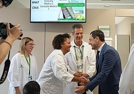 Juanma Moreno inaugura el consultorio de Piedras Redondas: «Una historia interminable»